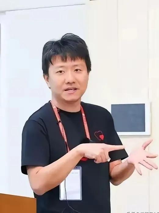 看完菲尔兹奖得主邓煜父母的成长履历，不少正在焦虑内卷的家长，开始重新思考教育的意