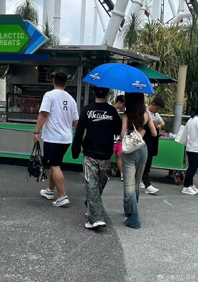 黄晓明新女友好像是99年的，比他小22岁。算算年纪，都能把她生出来了