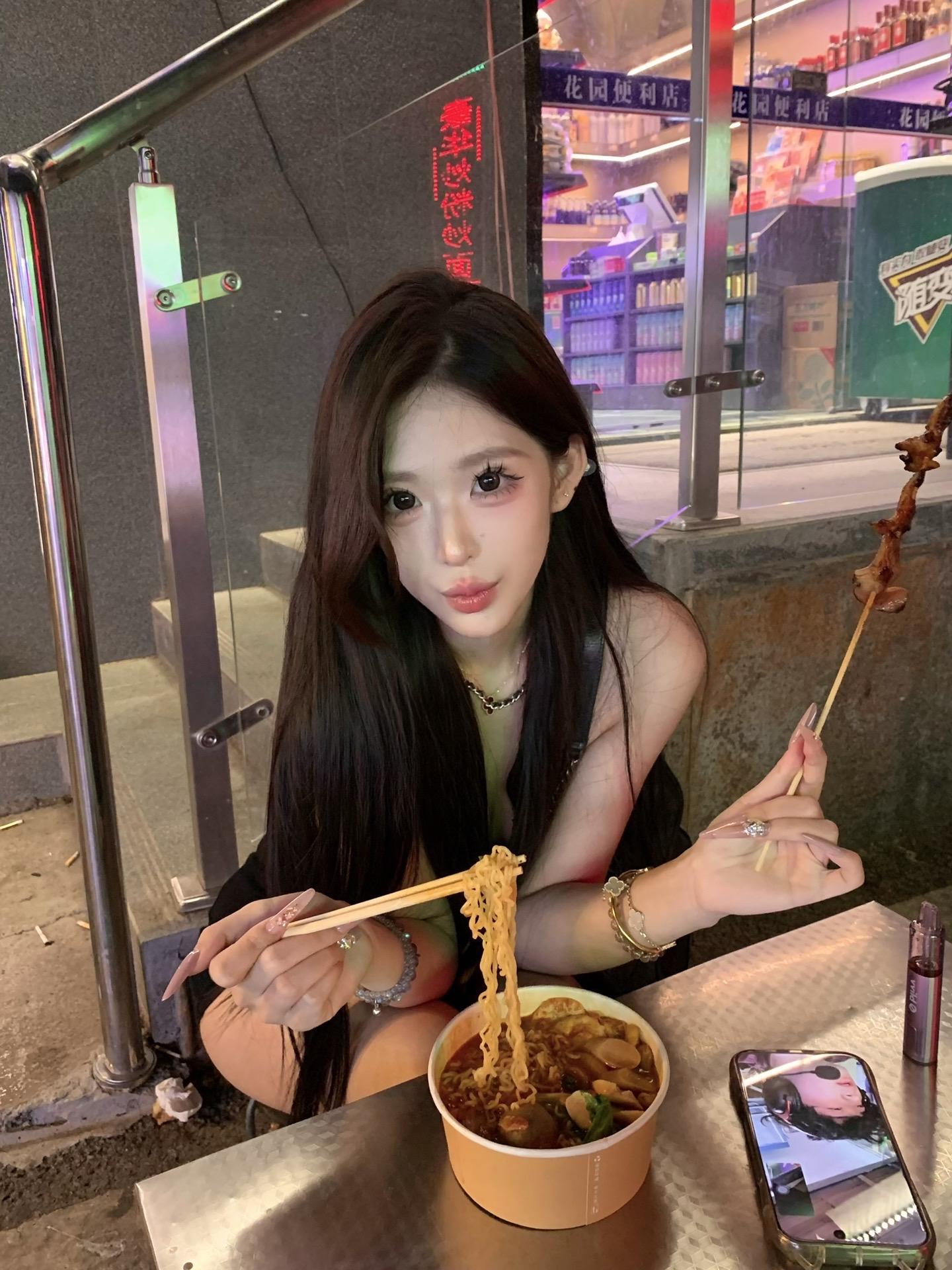 不是说这个音乐配什么视频都很伤感吗。