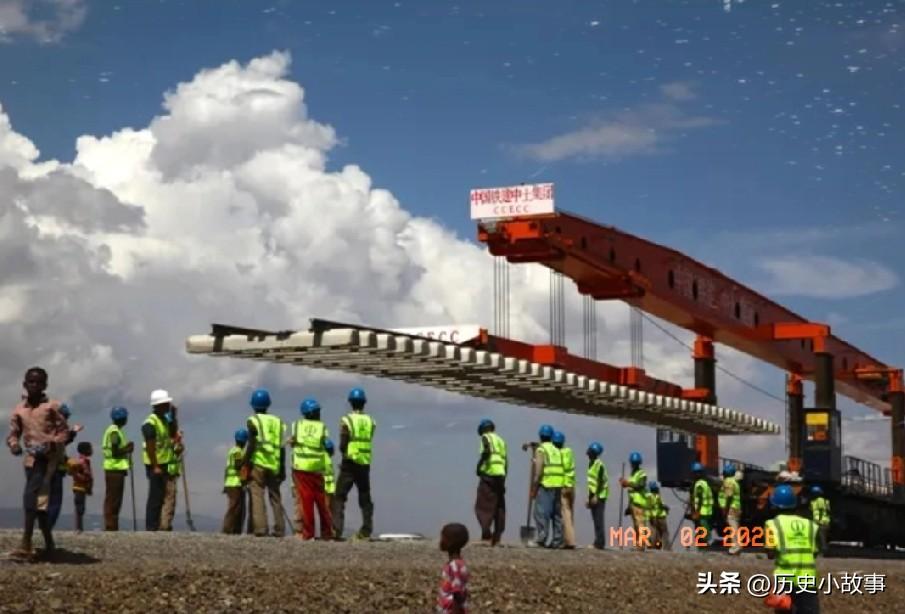 非洲的电网是中国拉的，互联网基站是中国建的，手机也都是中国出的，可当他们打开手机