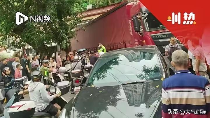 一辆轿车的违停，导致交通堵塞50分钟，有网友直呼，违法成本太低了。
3月30日早