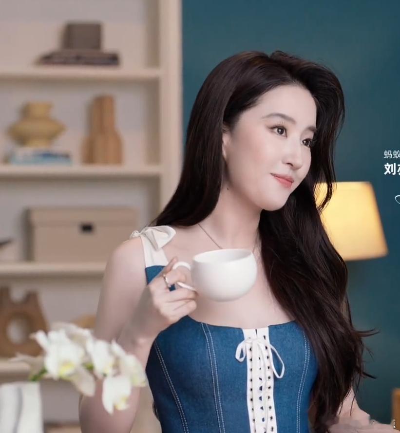 刘亦菲牛仔短裙刘亦菲美的好温柔 刘亦菲真的什么样的造型都很美，牛仔短裙也呈现出来