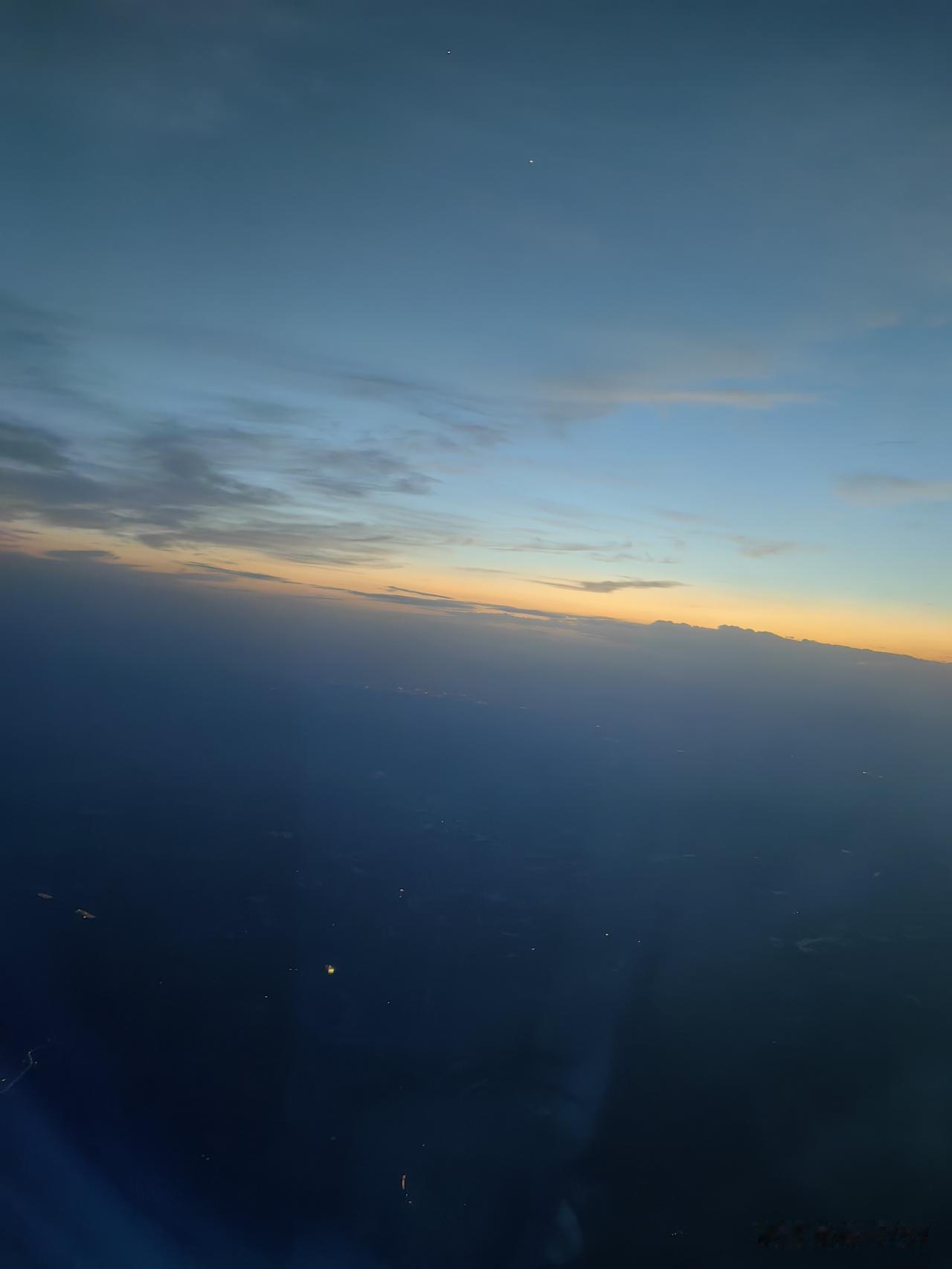 在飞机上看到的夕阳西下，完全是不一样的感觉。