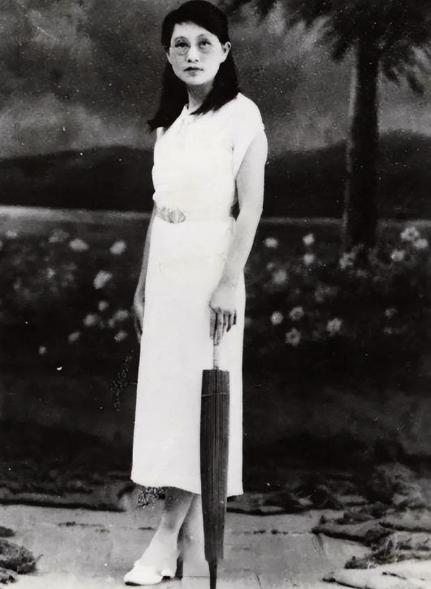 1909年，16岁的白薇与婆婆发生争执，丈夫竟然抄起板凳砸向她的背，婆婆见她倒下