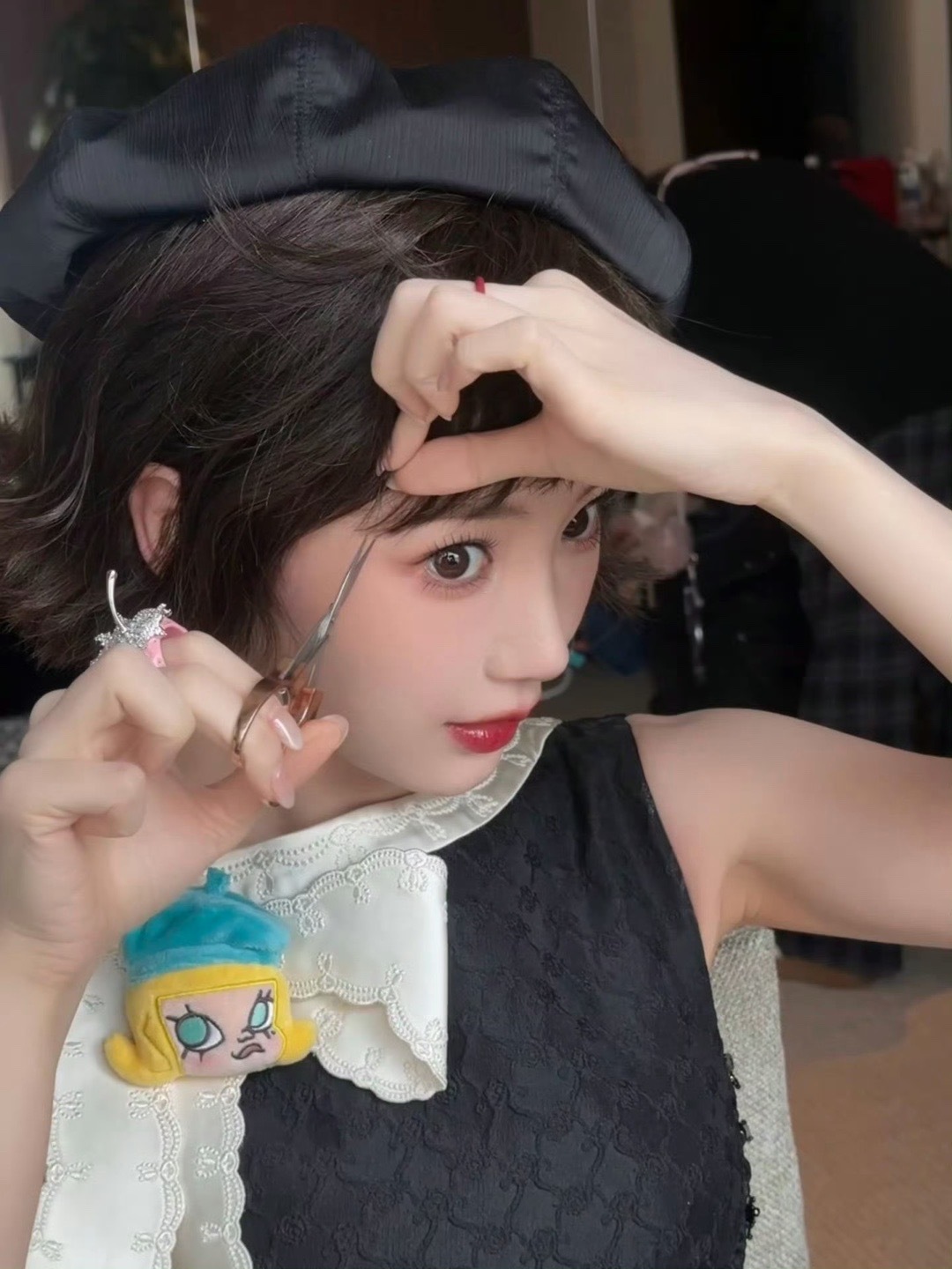 毛晓彤完全是洋娃娃毛晓彤洋娃娃手办 二月二新剪的短发配上贝雷帽，确实像从童话里走