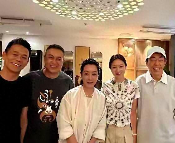 陈婷庆功宴半亿珠宝出圈，早已不是依附别人的阔太
 
外人总觉得她只靠张艺谋，其实