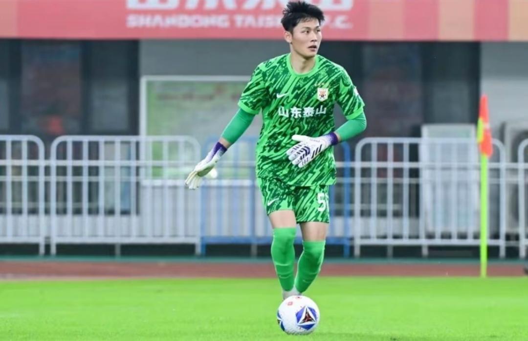 宿茂臻定调，王大雷确定因伤缺席本场。球迷：或许门将是唯一不用担心用人紧张与否的了