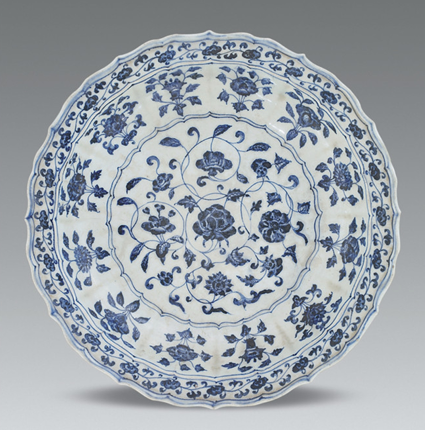 伊朗国家博物馆藏15世纪早期青花缠枝卷叶花卉纹菱口折沿大盘 