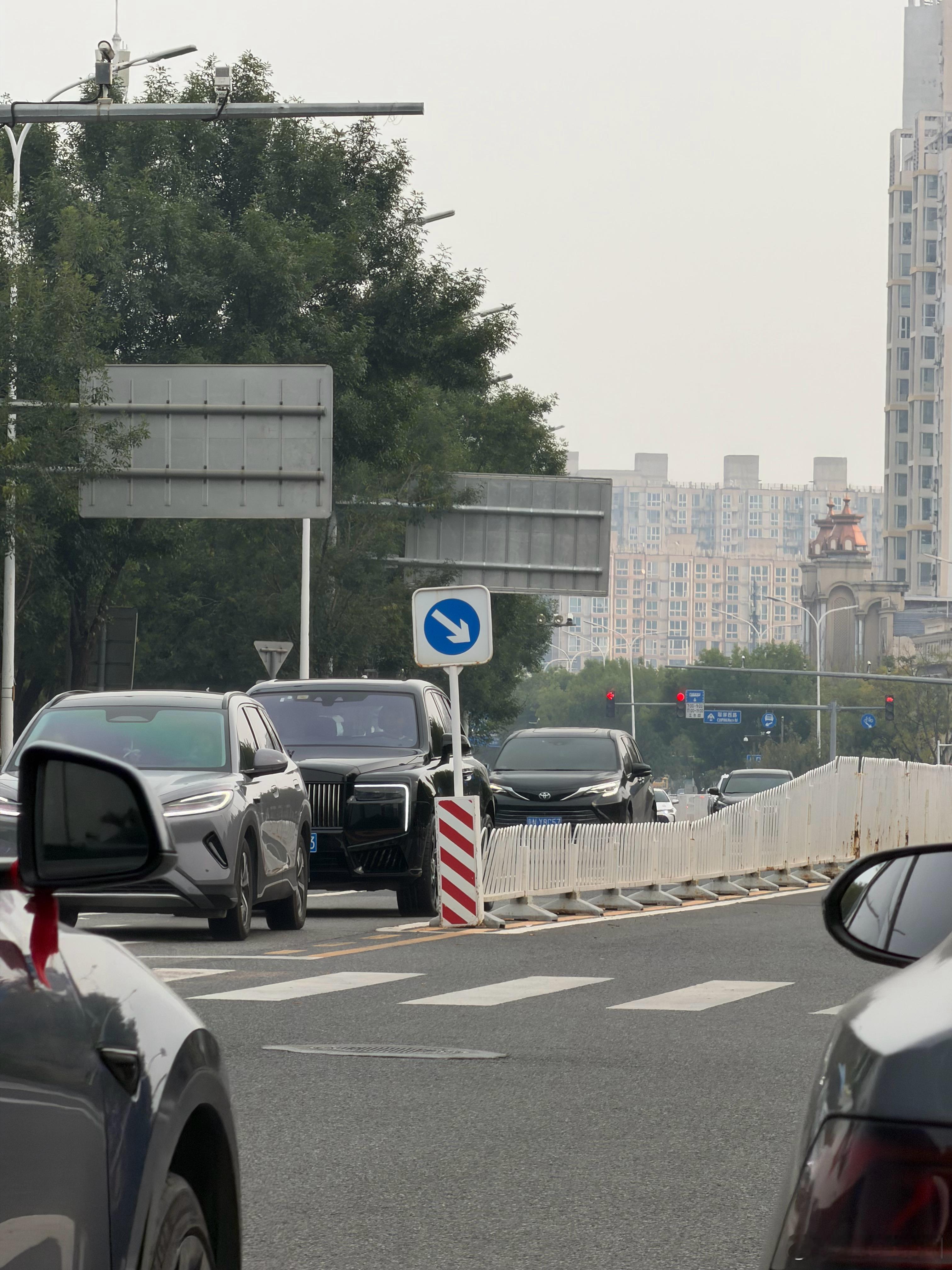 早啊！出门就碰到了亿万富翁生活中你认识开库里南的朋友吗早安 北京