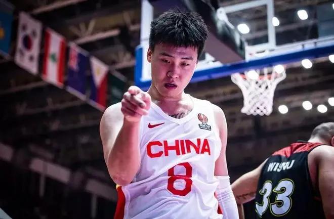 昨天晚上23:57，中国篮协深更半夜发布消息，周琦加盟广东，赵睿加盟新疆。为何会