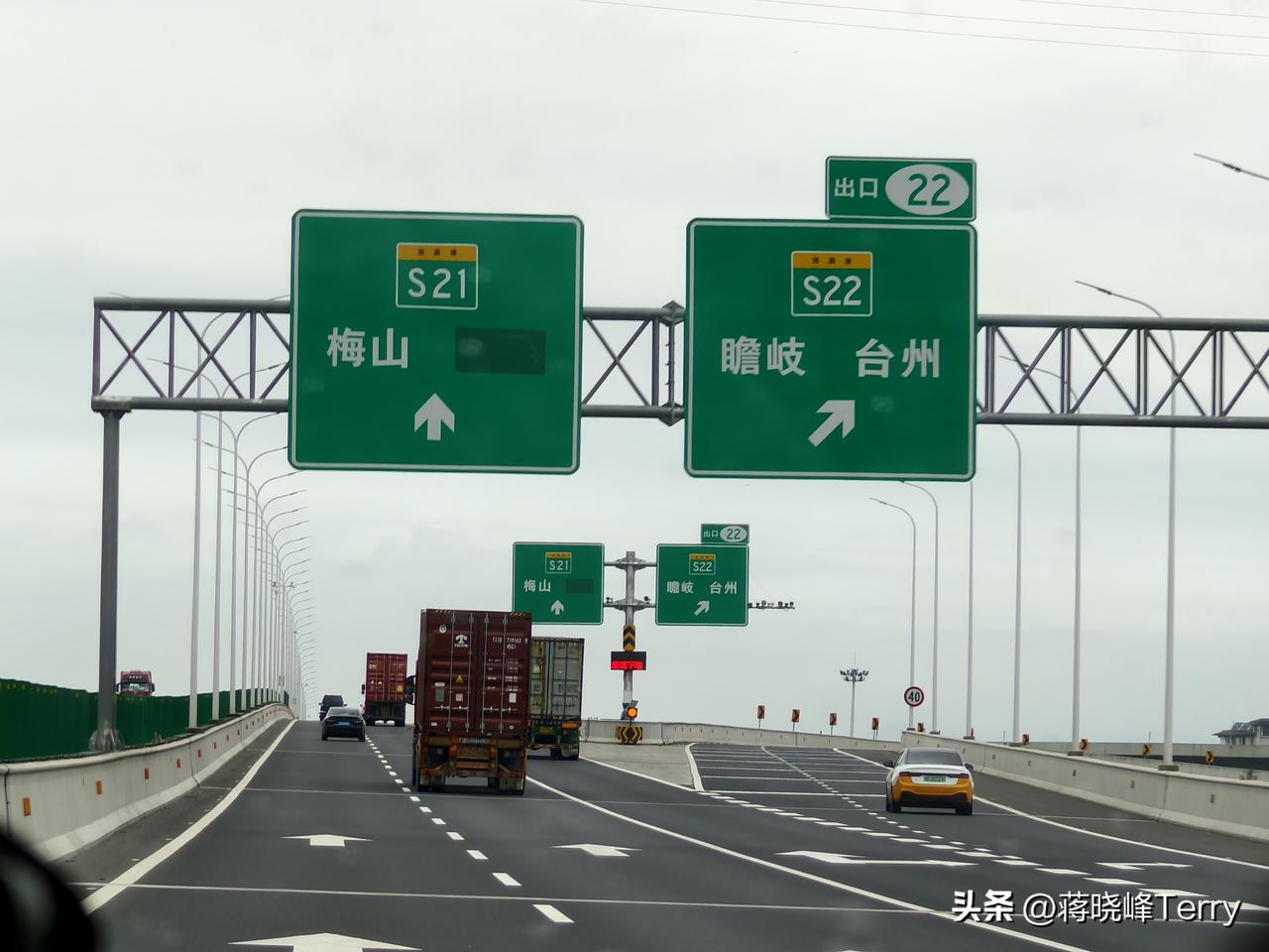 有人说，离开和归来，是一个人年少和成年后，对于家乡的两种状态。我也不例外。
多年