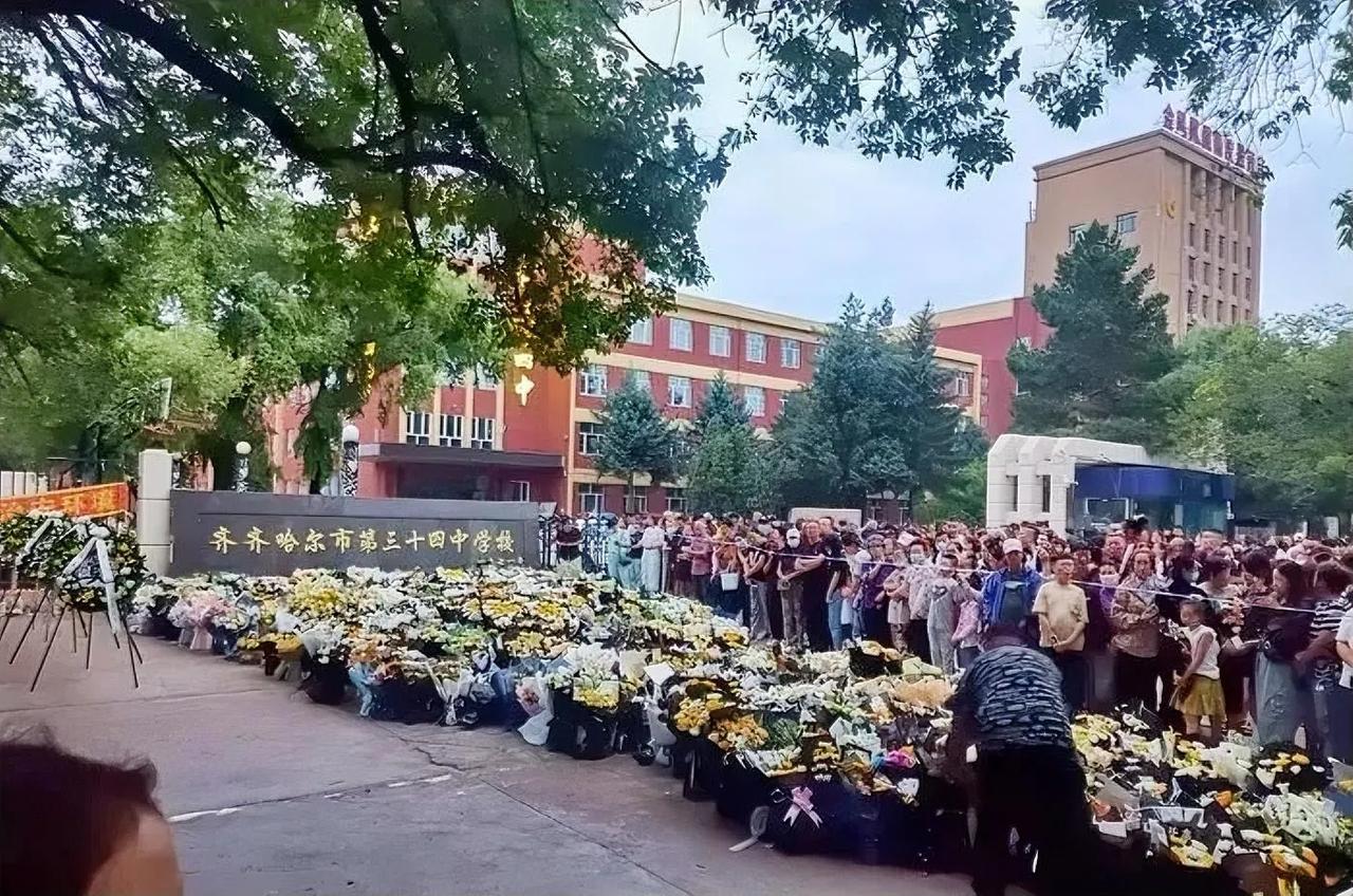 问答：齐齐哈尔全市是不是应该为34中11名遇难者降半旗致哀？同意的请在留言区顶一