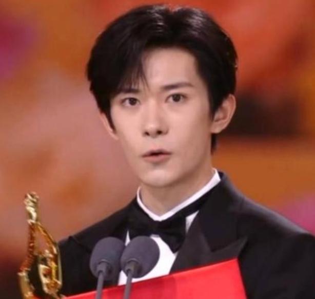 易烊千玺成功加冕金鸡奖、百花奖“双料影帝”，同时也是首位获此殊荣的“00后”演员
