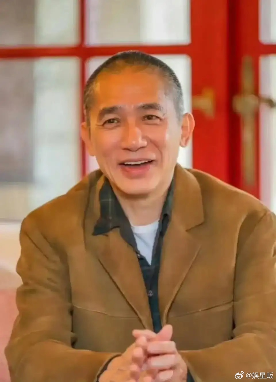 58岁的刘嘉玲没有要孩子，一个人居住在上海，而梁朝伟则在日本独居了近30年。有个