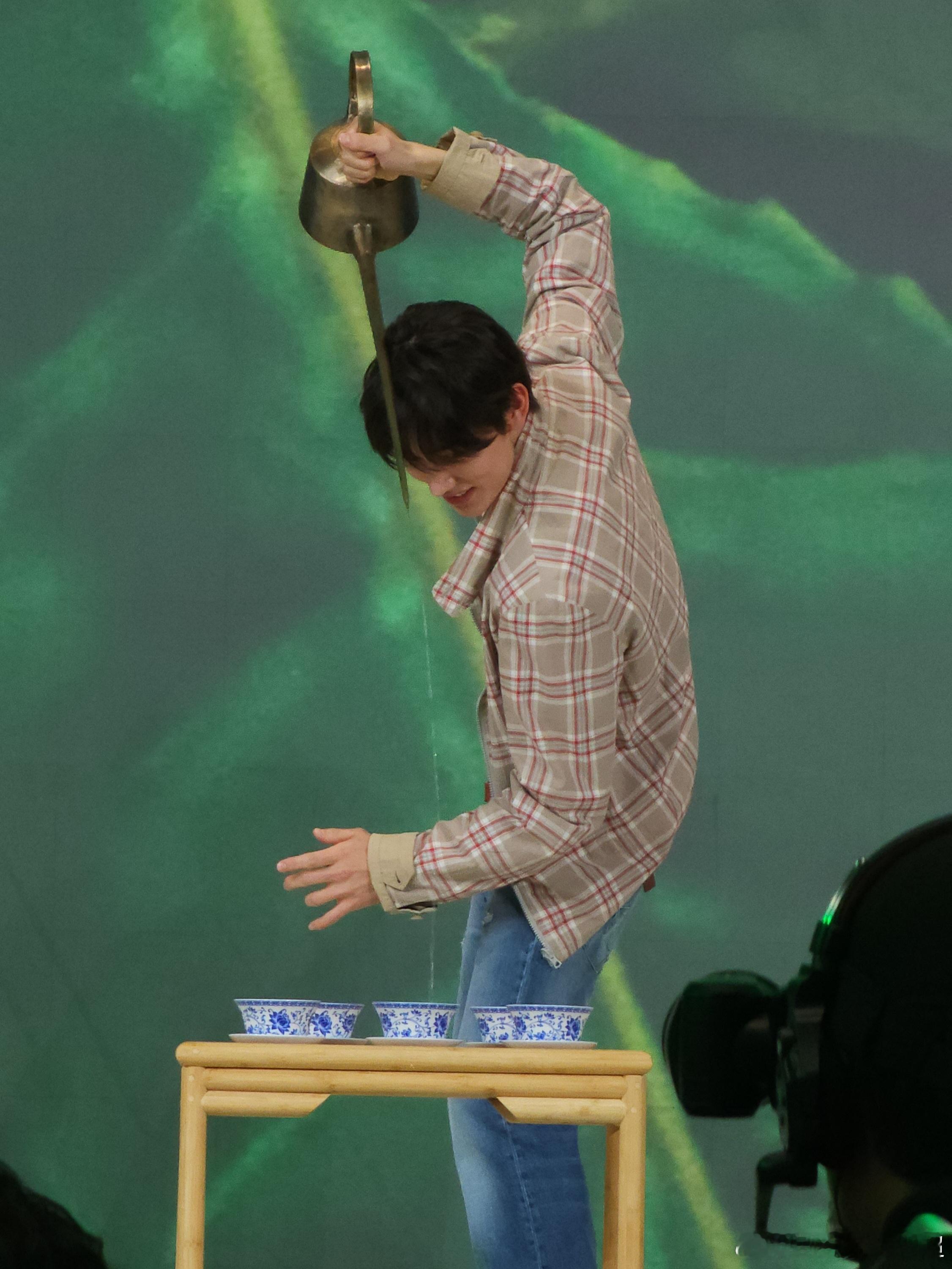 馥蕾诗快闪被CORTIS炸场 每一秒都精彩，CORTIS让春日高光持续在线！ 