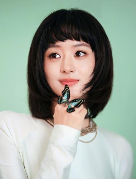 赵丽颖喜欢自己的新发型 85花赵丽颖参加品牌活动以全新短发齐刘海造型亮相后，还通