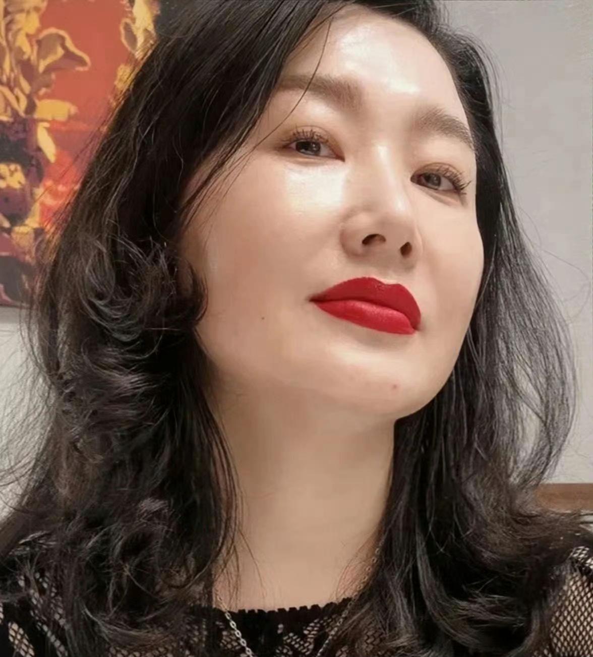 浓妆艳抹的大姐