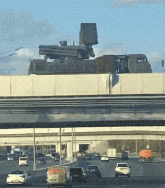 俄罗斯也是急了：为了防备乌克兰无人机，把“铠甲”防空系统直接架在炼油厂门口！一段