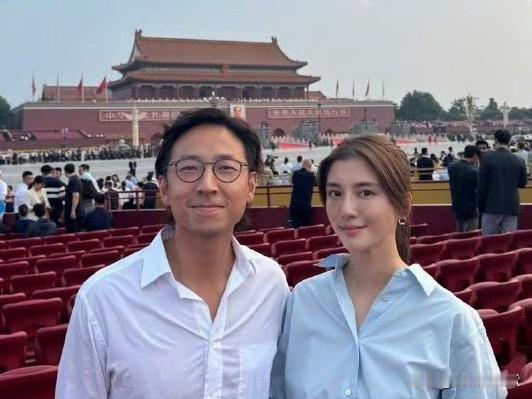 终于找到
吴千语嫁给施伯雄的原因了
真不是因为他的家族，看到他夫妻俩站在观礼台上