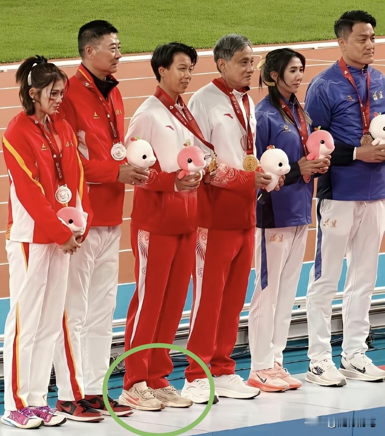 女子跨栏100米赛后颁奖的这张图，透露的信息真不少。

此前默默无闻的刘景扬穿着