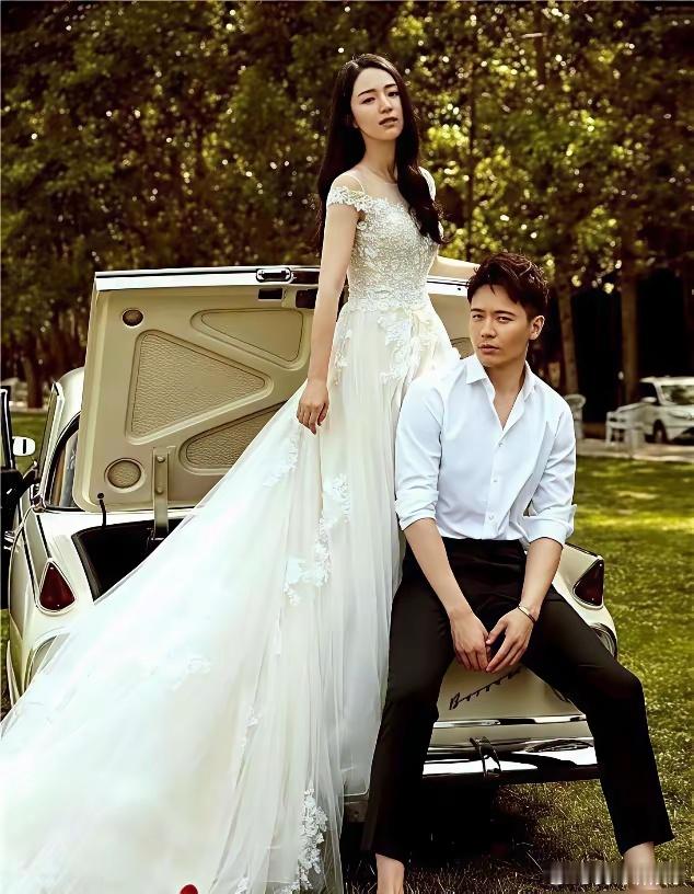 董璇和她前夫的婚纱照，那叫一个美啊！就像童话里公主与王子的颜值组合。她前夫估计得