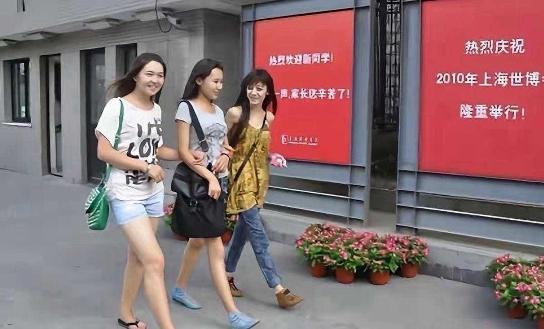 大学时期的迪丽热巴好稚嫩呀 ​​​