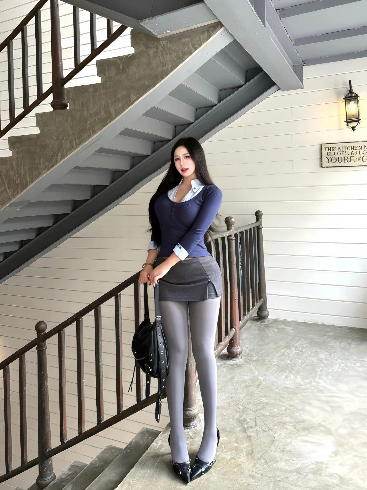 厚灰美学
深蓝色上衣搭配灰色短裙裤和厚灰丝袜，极致穿搭，整体色调偏暗却富有层次感