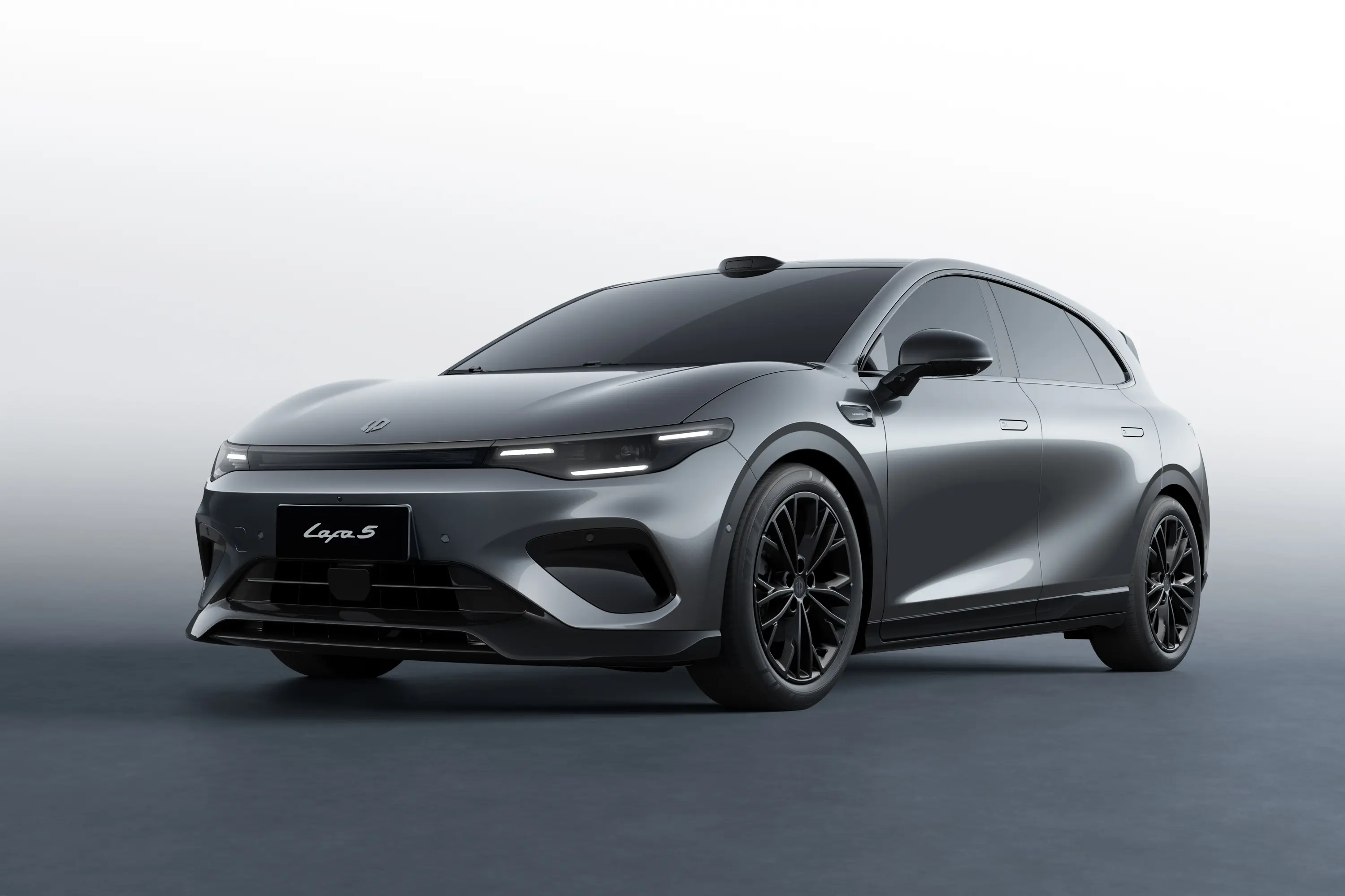 零跑这款新轿跑也太懂年轻人了吧。宽体溜背+无框车门，颜值直接拉满，还有好几种个性