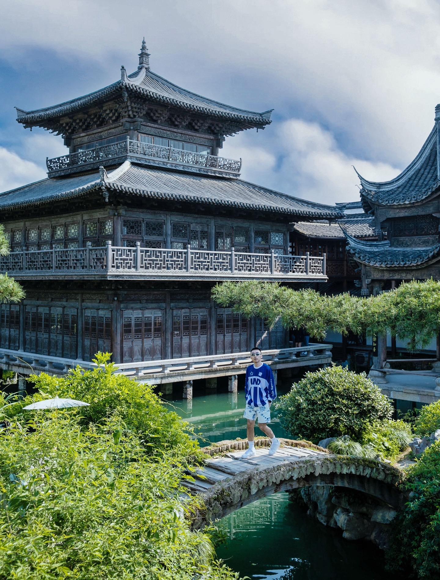 濮院｜闯入宋韵江南的时尚秘境。谁说古镇只能灰瓦青砖？濮院用一场穿越千年...