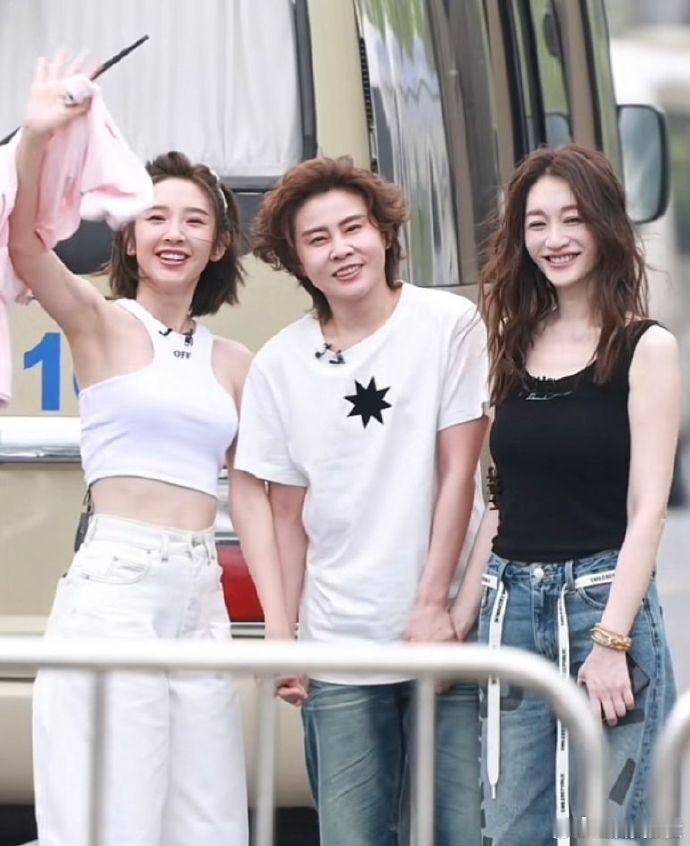 李小冉王濛唐艺昕三公小考再合体真的好舍不得这个组合被拆开，三个人同框氛围感太舒服