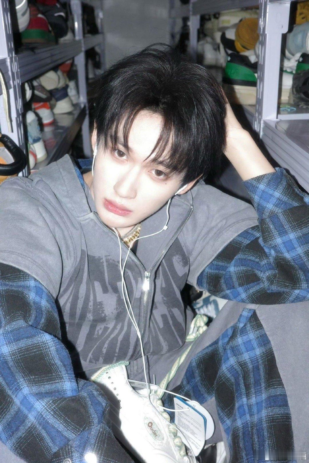 余宇涵直拍蛊惑崽来的 看完余宇涵直拍只想说太会了，舞台上的他自带焦点，白西装造型