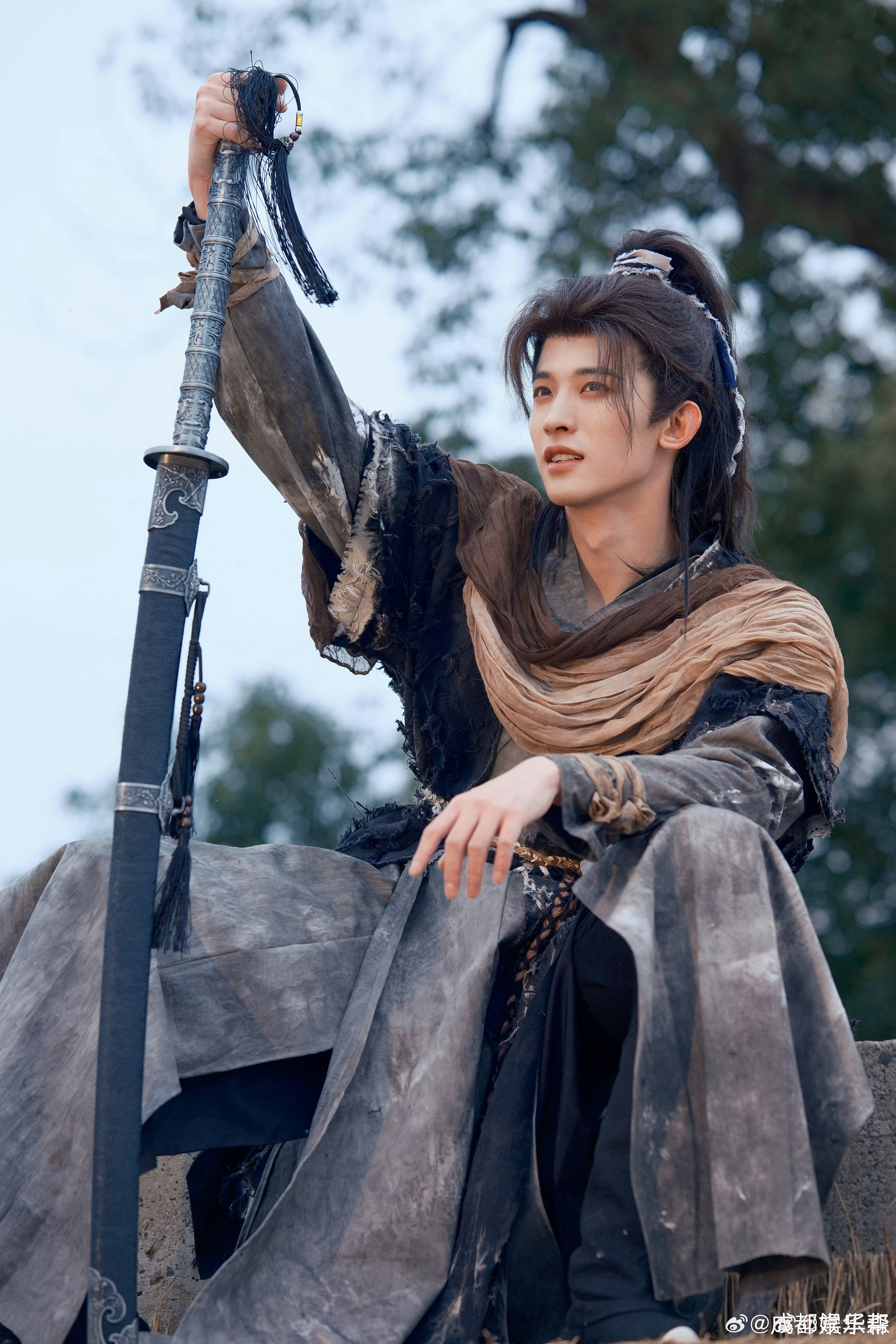 常华森天选韦训常华森一组高马尾束发、粗布青衫的古装侠客造型图释出，帅气十足！ 被