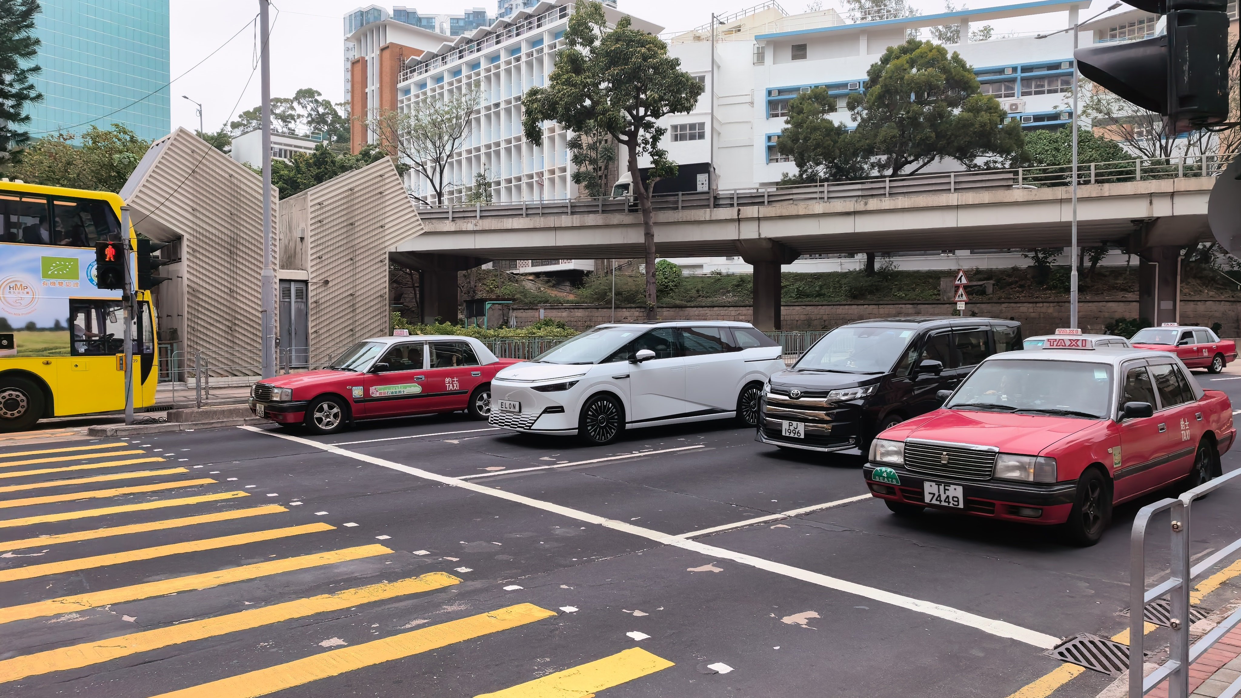 时隔10年再来香港，香港的私家车，好多停留下10年前的款型，新款车不多，看来香港
