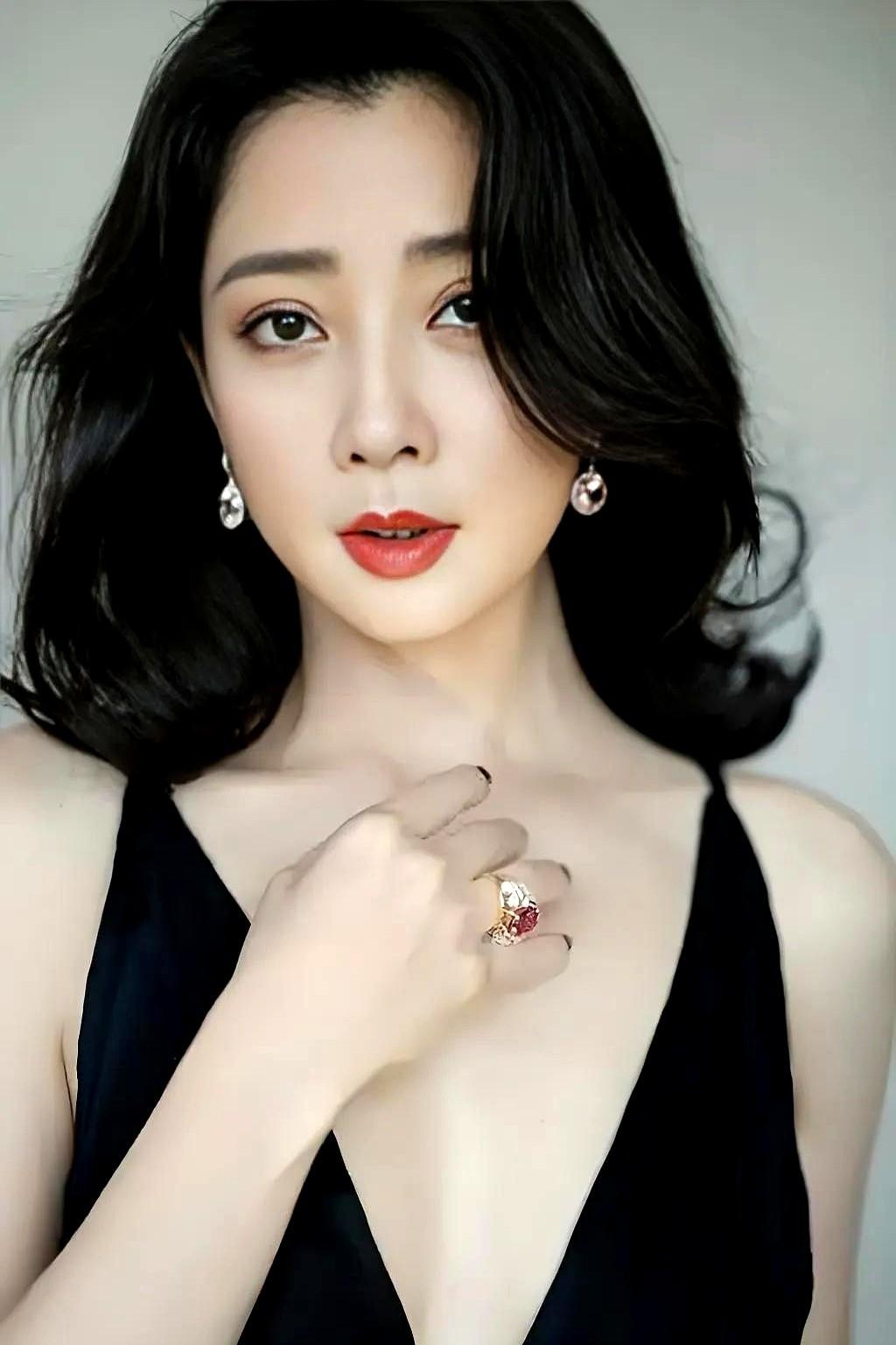 娱乐圈里总有那么一群“人间富贵花”，明明颜值、事业、气质样样在线，愣是把单身活成