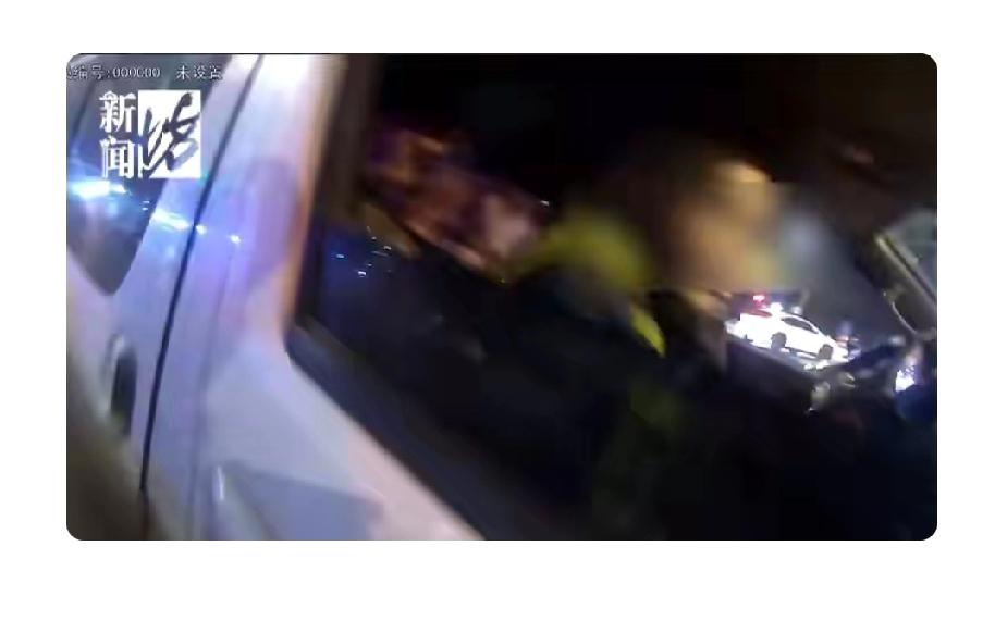 上海这事儿太离谱！一辆核载5人的小面包，竟塞进21人。交警倪嘉辉执勤时，见车开得