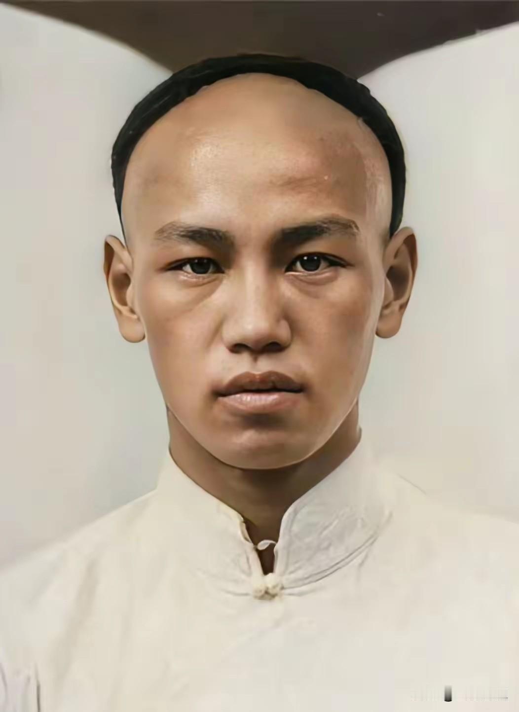 可不要小看照片中的这名少年，他可是搅动了中国近代风云几十年，特别是在被孙中山任命