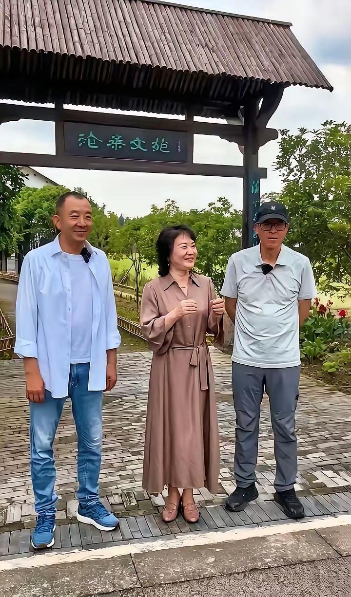 陈行甲先生双手下垂，笑意盈盈，和戴眼镜者相比，没有戴眼镜者双手后背，那么霸气，我