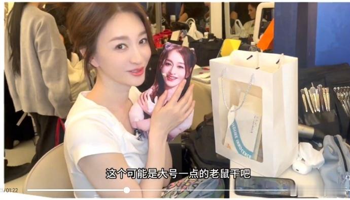 粉丝送李小冉老鼠干李小冉晒了粉丝送的老鼠干软乎乎的老鼠干玩偶搭配气质满满的李小冉