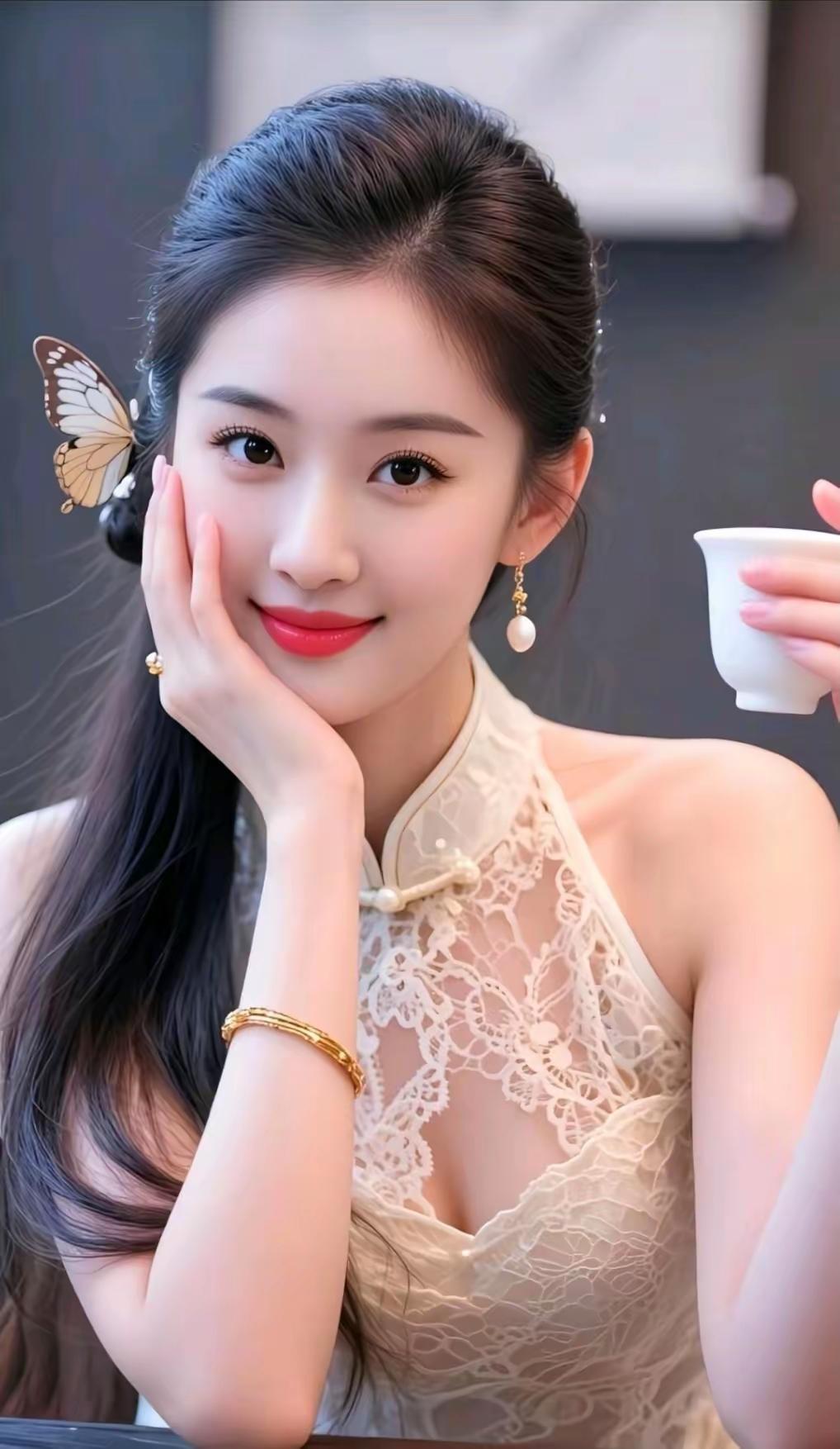 优雅少女，轻抿茶香，蝴蝶耳饰点缀，甜美动人🍀💝🌴
