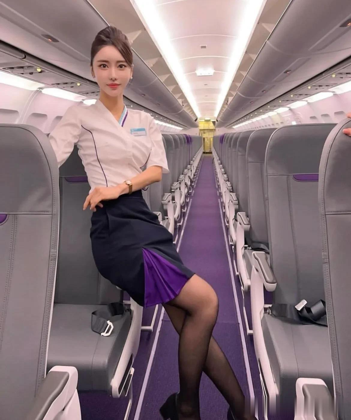 空姐的制服向来好看，各大航空公司都会认真设计自己的空乘制服，各式各样的空乘制服让