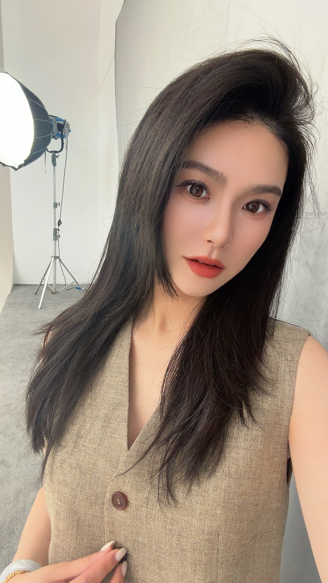 是只穿马甲？还是穿上外套？是123还是456！回答我！ 北京·聚伙片场