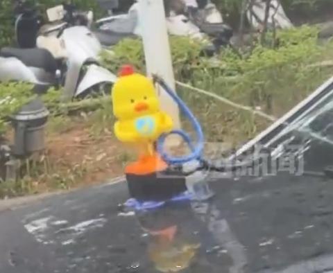 云南泼水节车前喷水小鸡袭击路人 不是你这全自动进攻呀！还有车坐掩体，真的不会被人