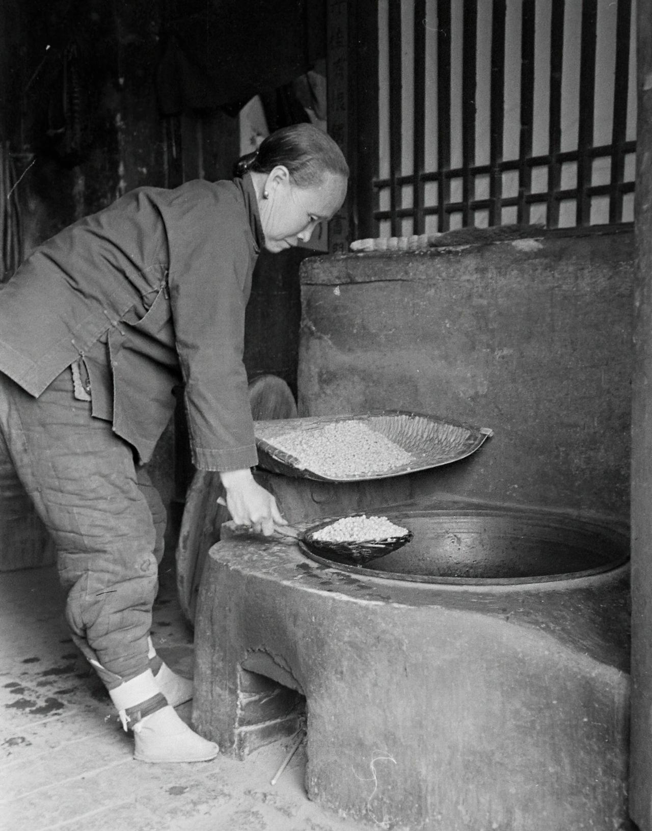 历史老照片分享如图这样的锅灶在我们晋南一带比较常见，有的家里的锅台比这还要高，锅