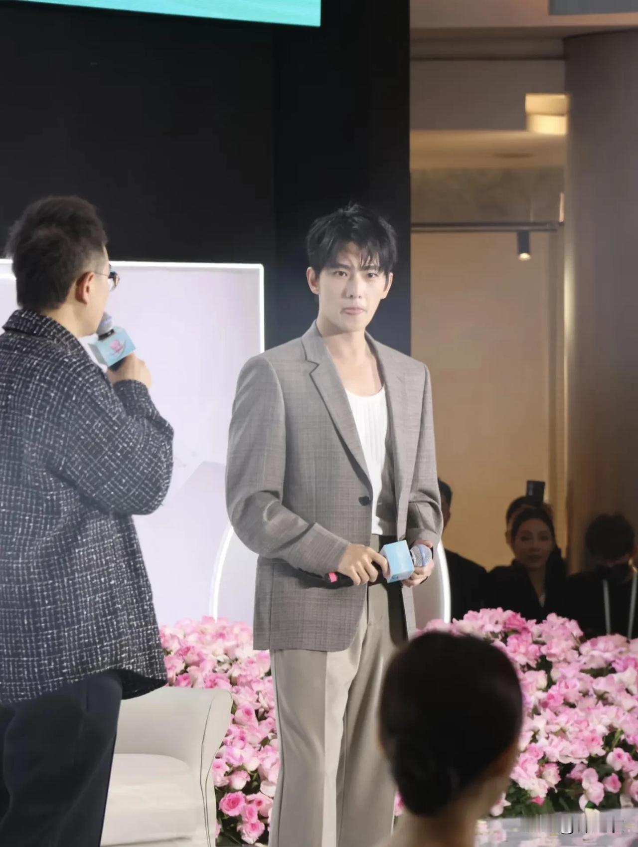 杨洋爆火的早，代言过的品牌有一百多个，可以说，内娱男明星至今无人能及的。

而这