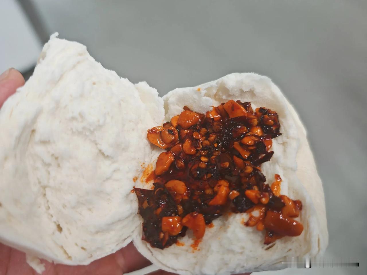 在山东，有没有吃过这种“三明治”的？

中午食堂吃萝卜，实在难以下咽，不知道吃啥