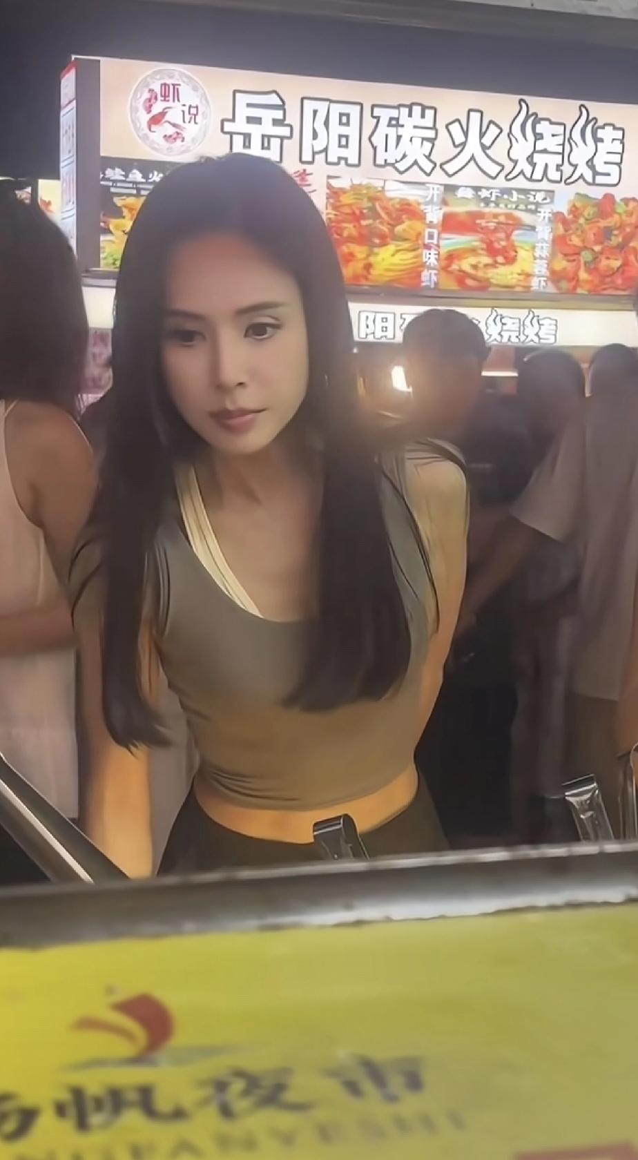 9月11日，网友晒出李若彤逛夜市的视频，被震惊一脸！
59岁的李若彤，看着只有2