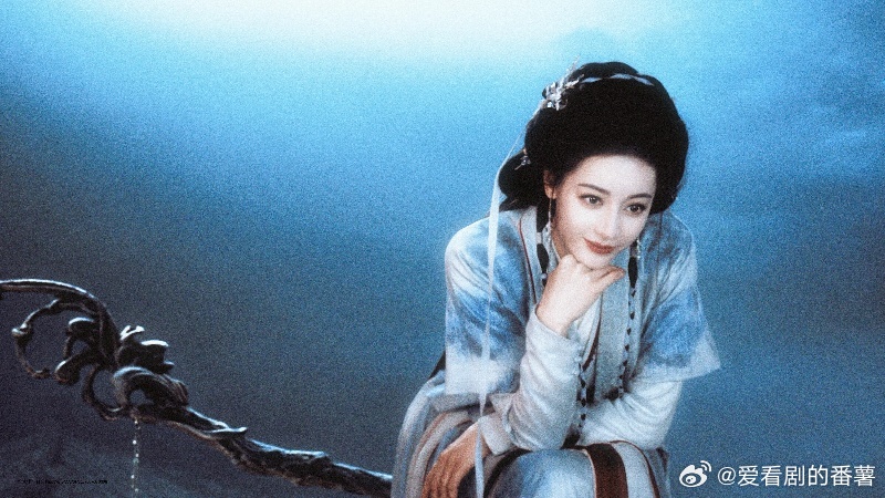 迪丽热巴少女暴君热巴演的少女暴君，王者气场由内而外，这么美的画面看着让人挪不开眼