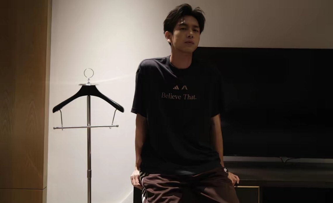 ❤️李现最新照片梦回韩商言时期！    一袭基础黑T慵懒居家，眉眼间的清冷气质神