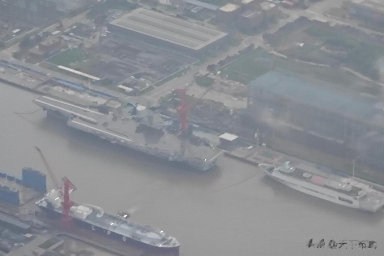 003航母“福建舰”最新现场图，3条弹射器风雨棚全部拆除，所以“福建舰”本月底进