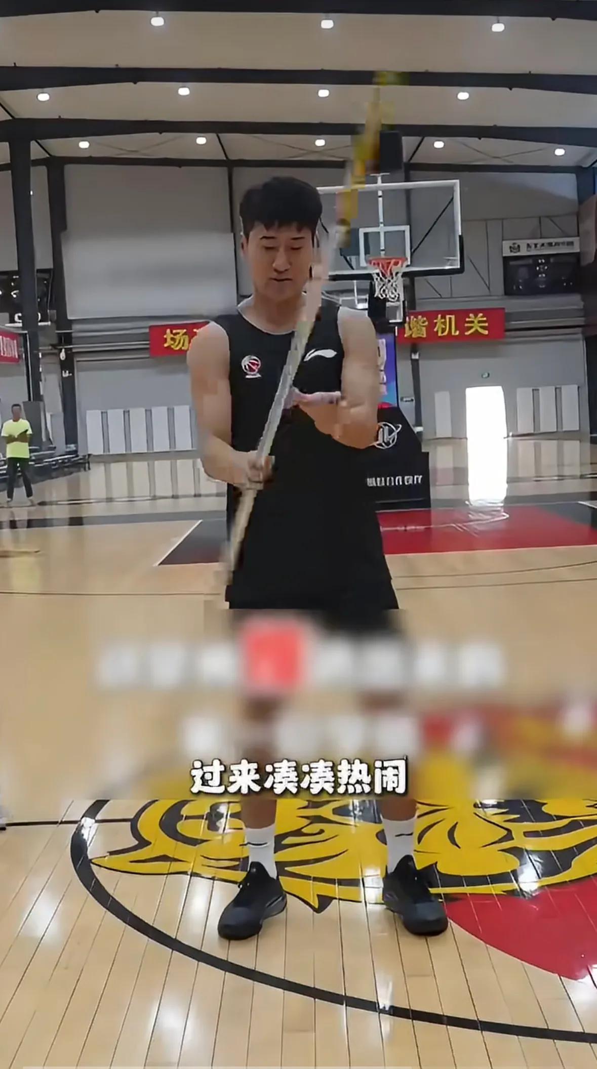 今晚，吉林长白山恩都里男篮全体将士将来到长春动植物公园，届时将与“雪饼猴”互动，